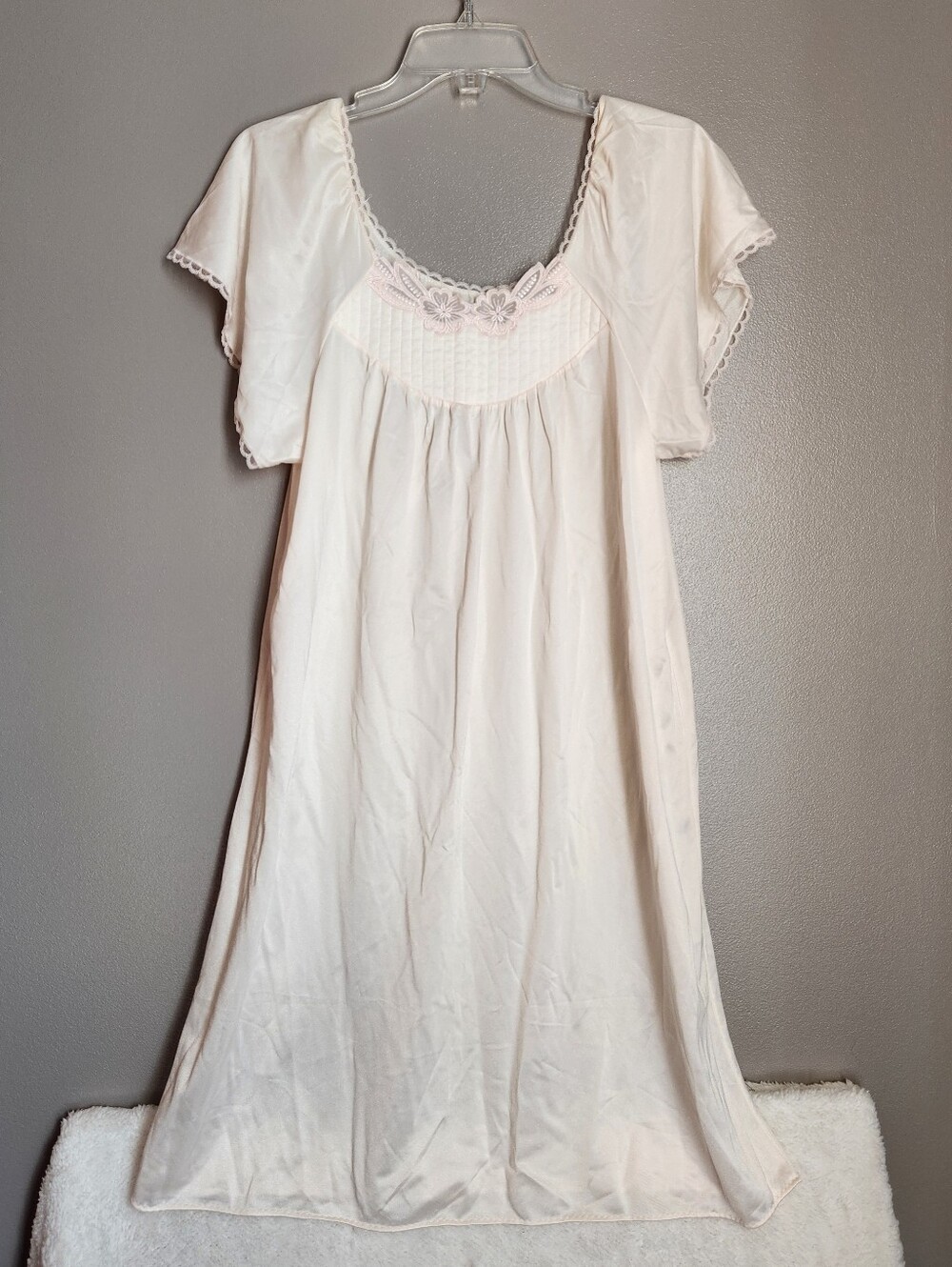 Vintage Women's Short-Sleeve Cream & Pink Nightgown with Lace Detail Grandmacore